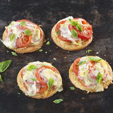 Tartelettes fines à la tomate et au chèvre pélardon